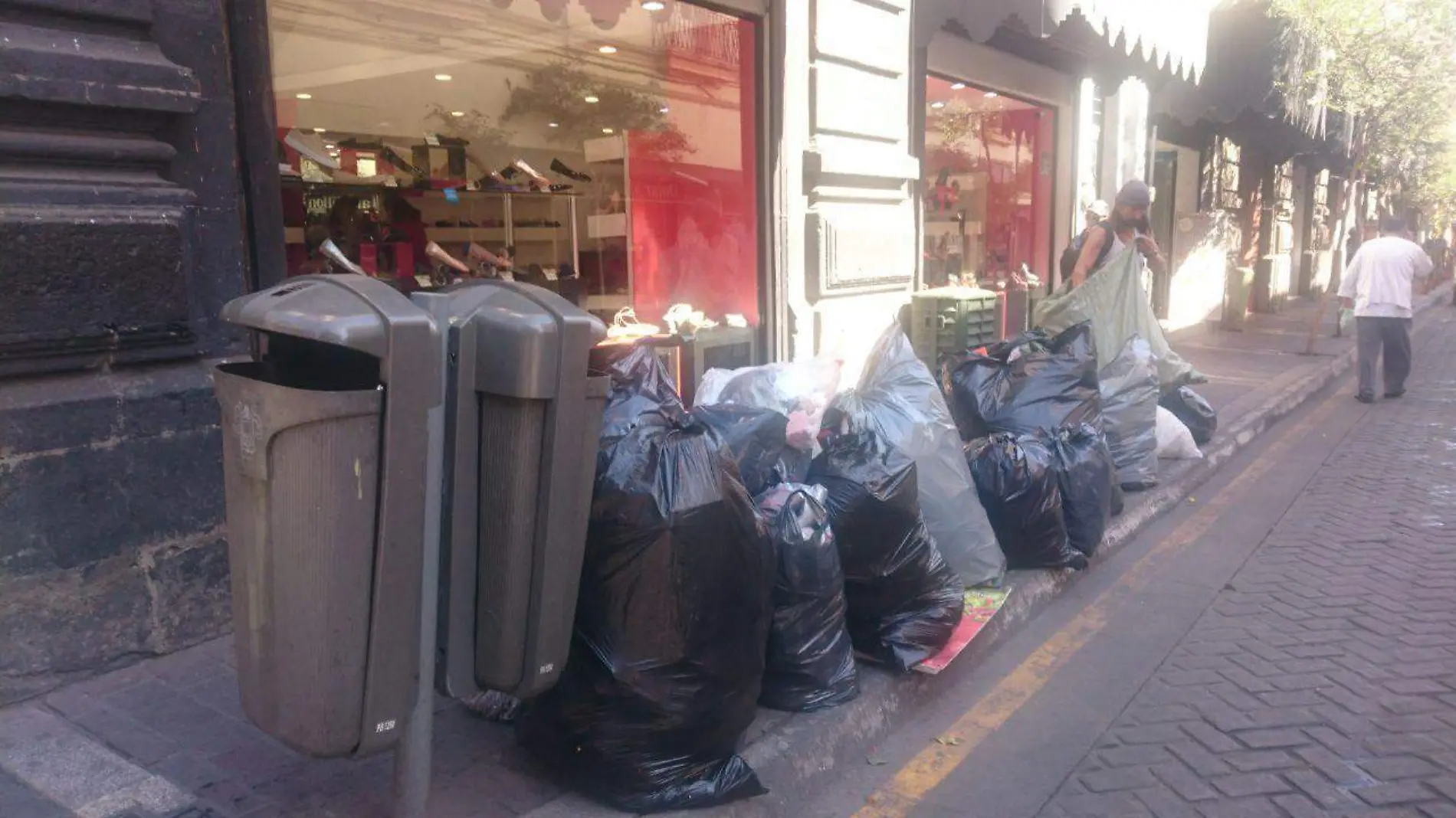 basural en la banqueta de lopez cotilla esquina ramon corona (2)